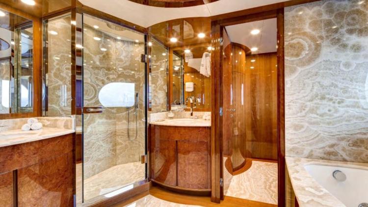 bf0b0_b2q1z_yacht_sales_bath.jpg