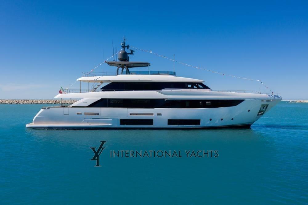 custom line Navetta 33